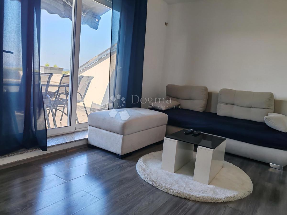 Trisobni apartma z 2 balkonoma in teraso - Crno, Zadar