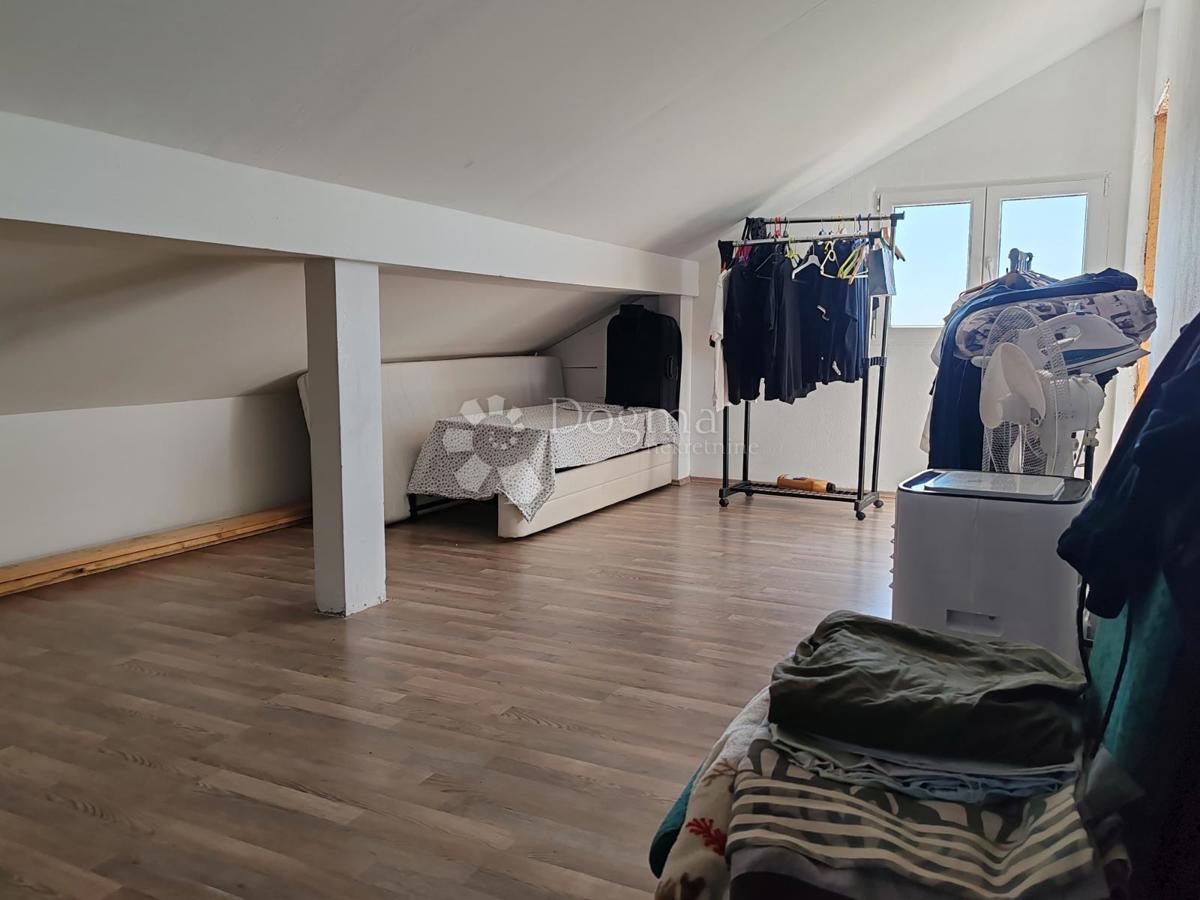 Trisobni apartma z 2 balkonoma in teraso - Crno, Zadar