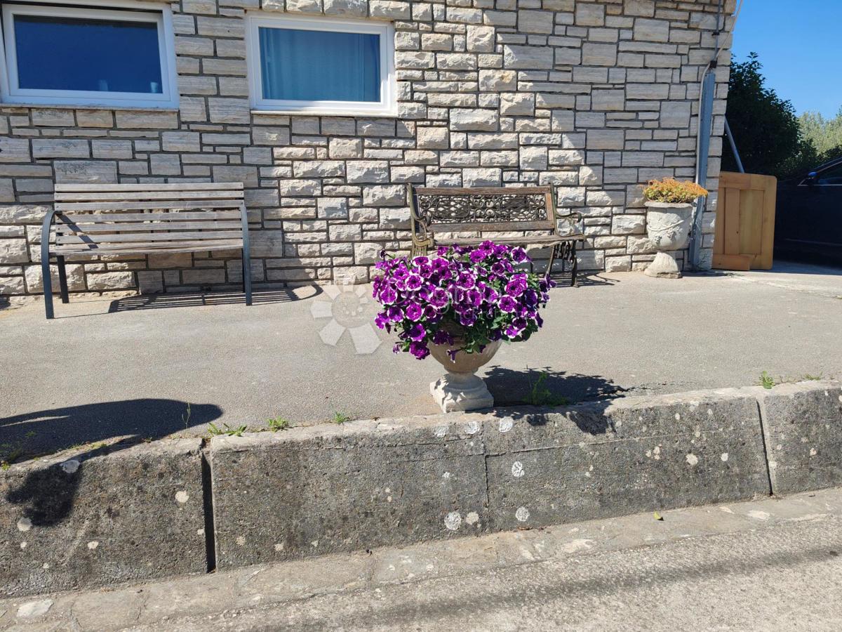 Trisobni apartma z 2 balkonoma in teraso - Crno, Zadar
