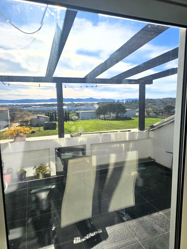 Trisobni apartma z 2 balkonoma in teraso - Crno, Zadar