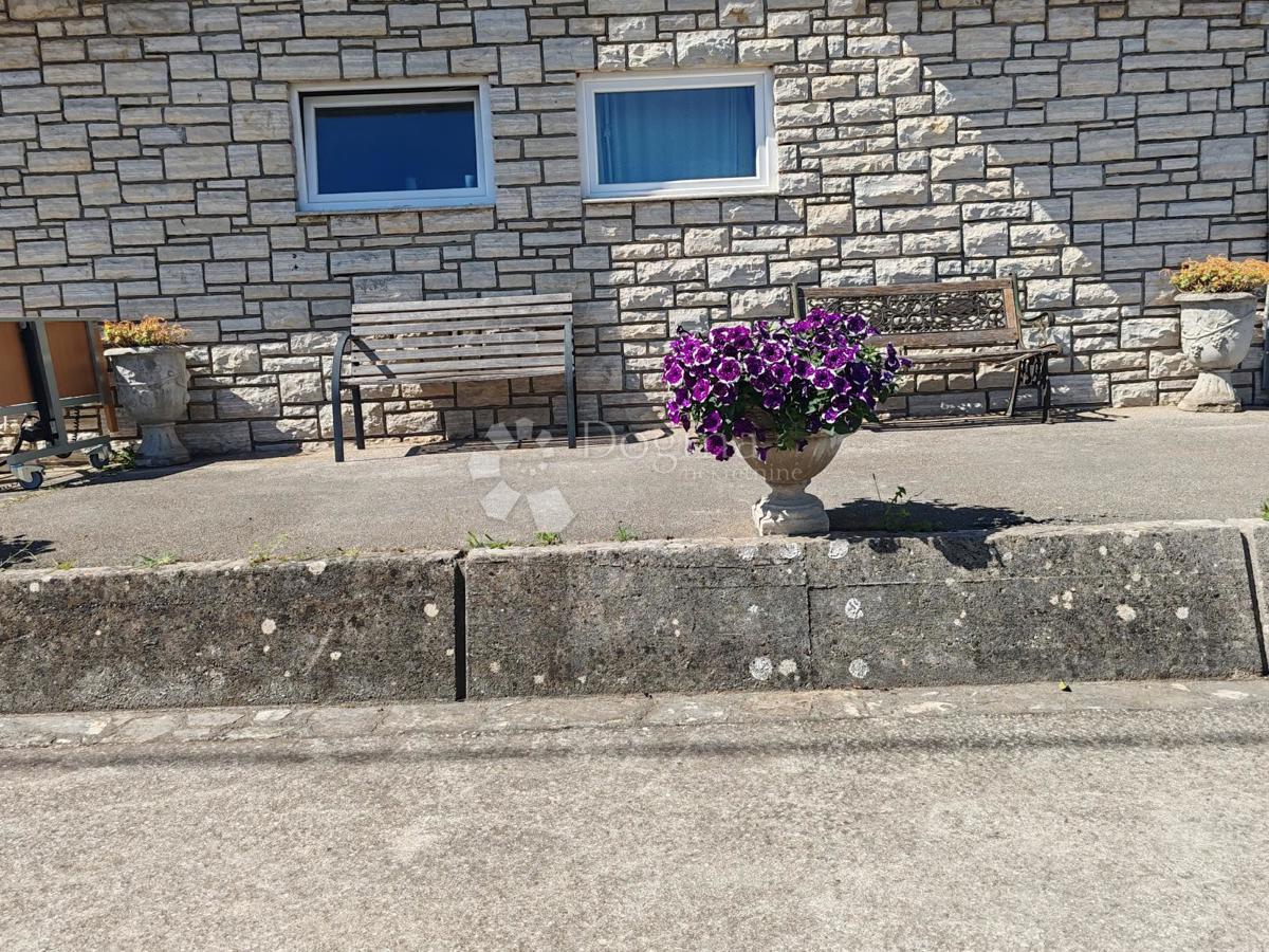 Trisobni apartma z 2 balkonoma in teraso - Crno, Zadar