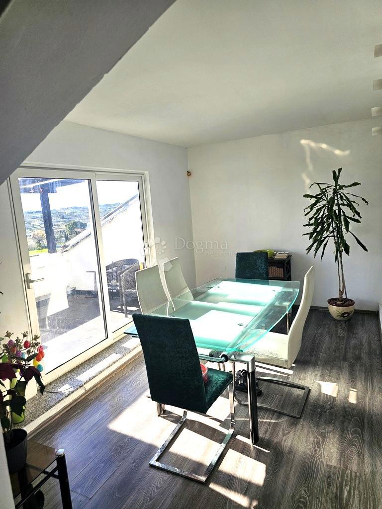 Trisobni apartma z 2 balkonoma in teraso - Crno, Zadar