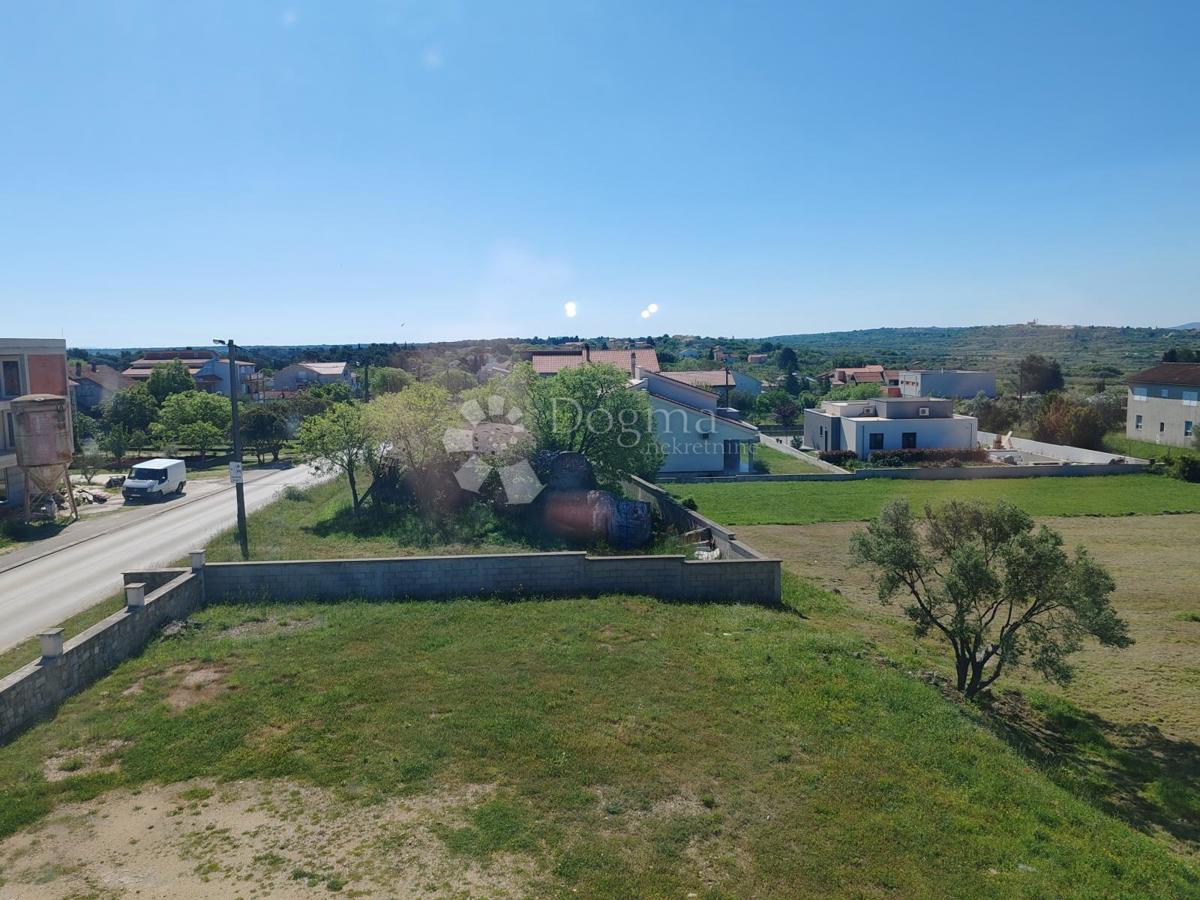 Trisobni apartma z 2 balkonoma in teraso - Crno, Zadar