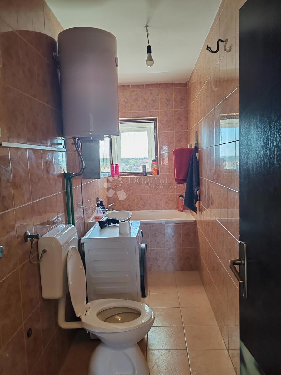 Trisobni apartma z 2 balkonoma in teraso - Crno, Zadar