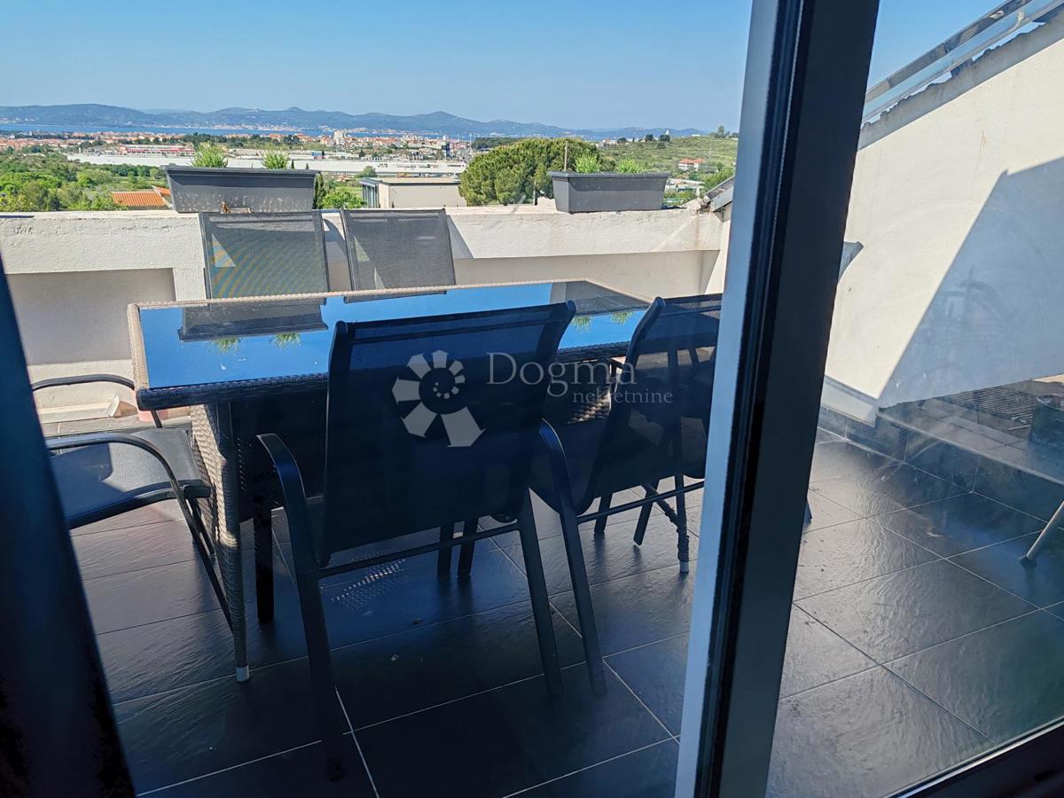 Trisobni apartma z 2 balkonoma in teraso - Crno, Zadar