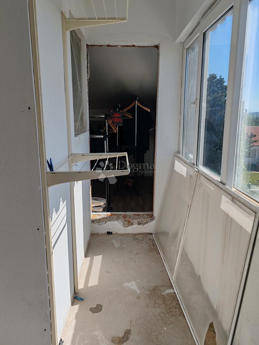 Trisobni apartma z 2 balkonoma in teraso - Crno, Zadar