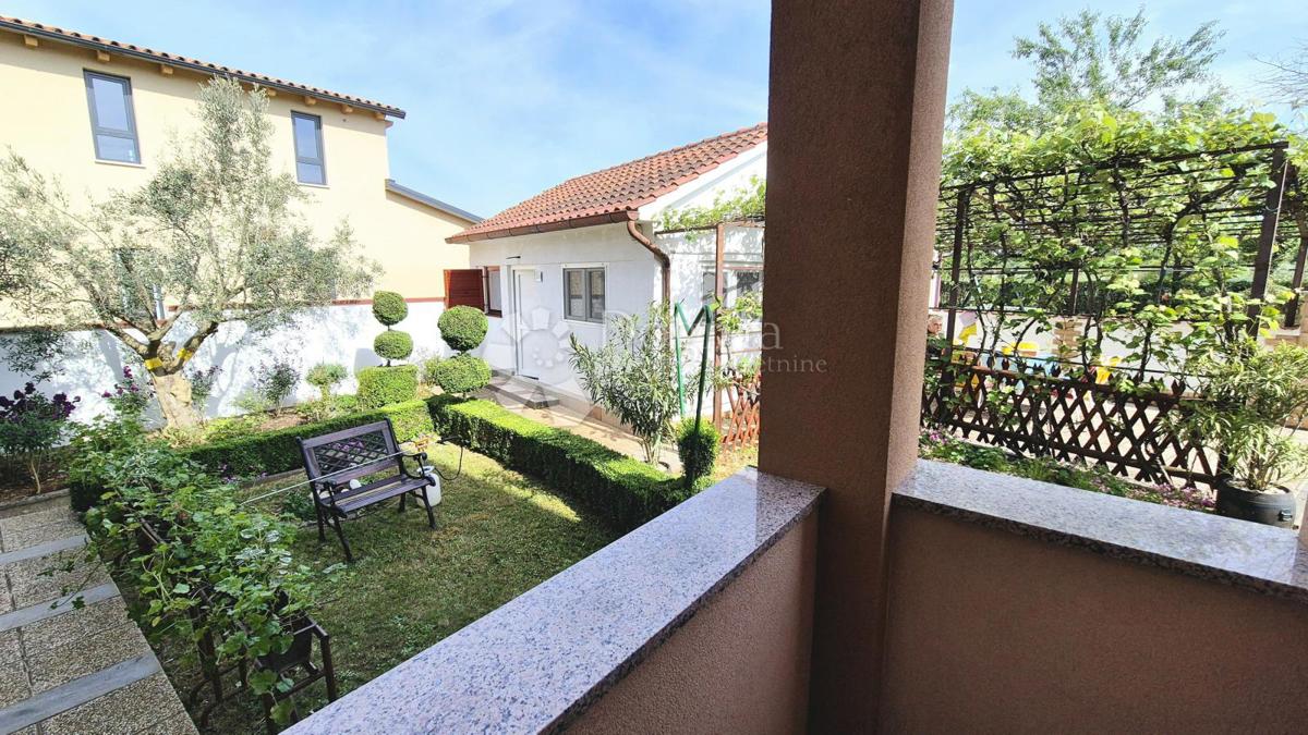 Hiša s 4 stanovanji + garaža! blizu Fažane!