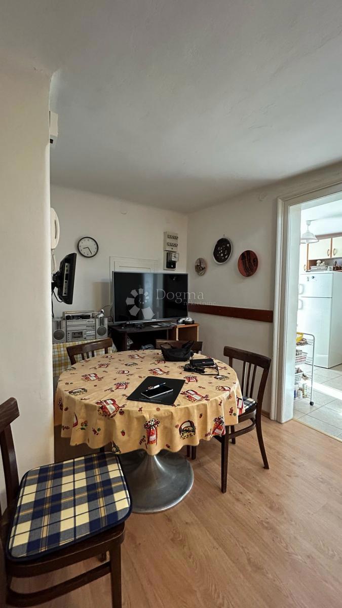 Dvosobno stanovanje v vili s pogledom na puljsko obalo