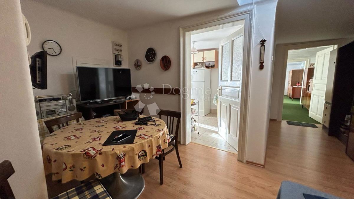 Dvosobno stanovanje v vili s pogledom na puljsko obalo