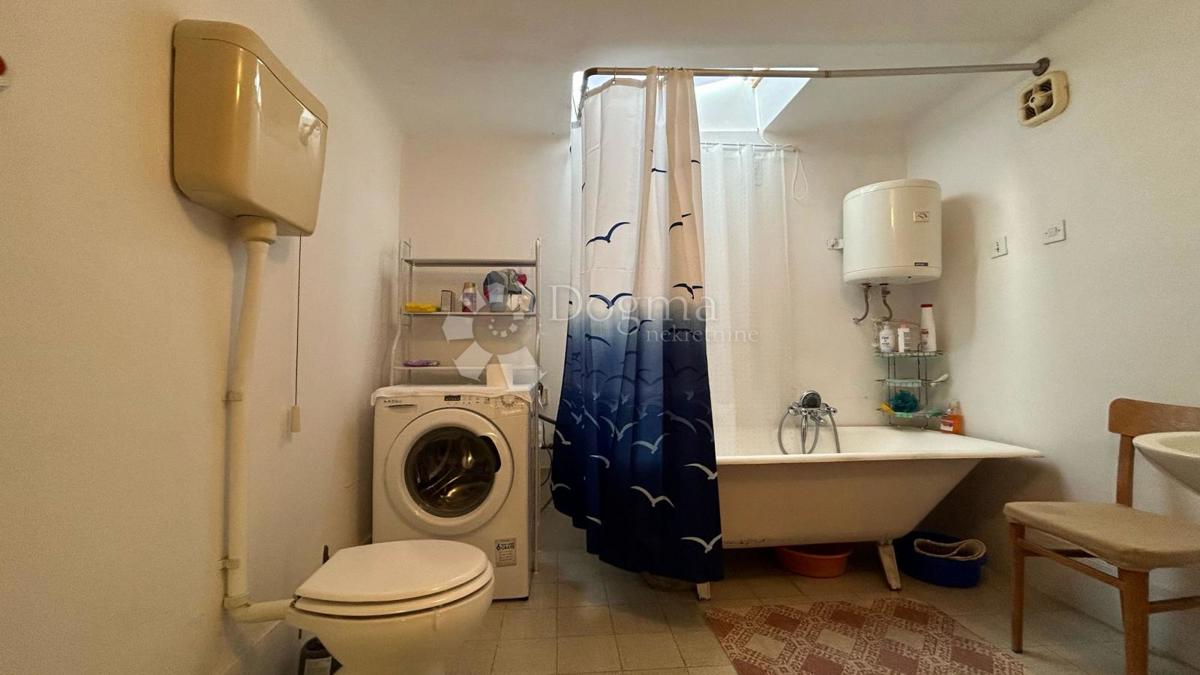 Dvosobno stanovanje v vili s pogledom na puljsko obalo