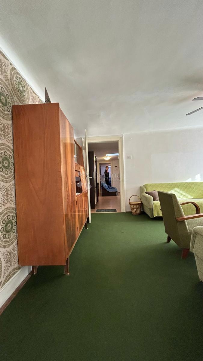Dvosobno stanovanje v vili s pogledom na puljsko obalo