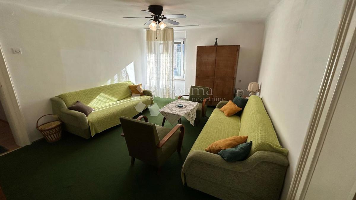 Dvosobno stanovanje v vili s pogledom na puljsko obalo