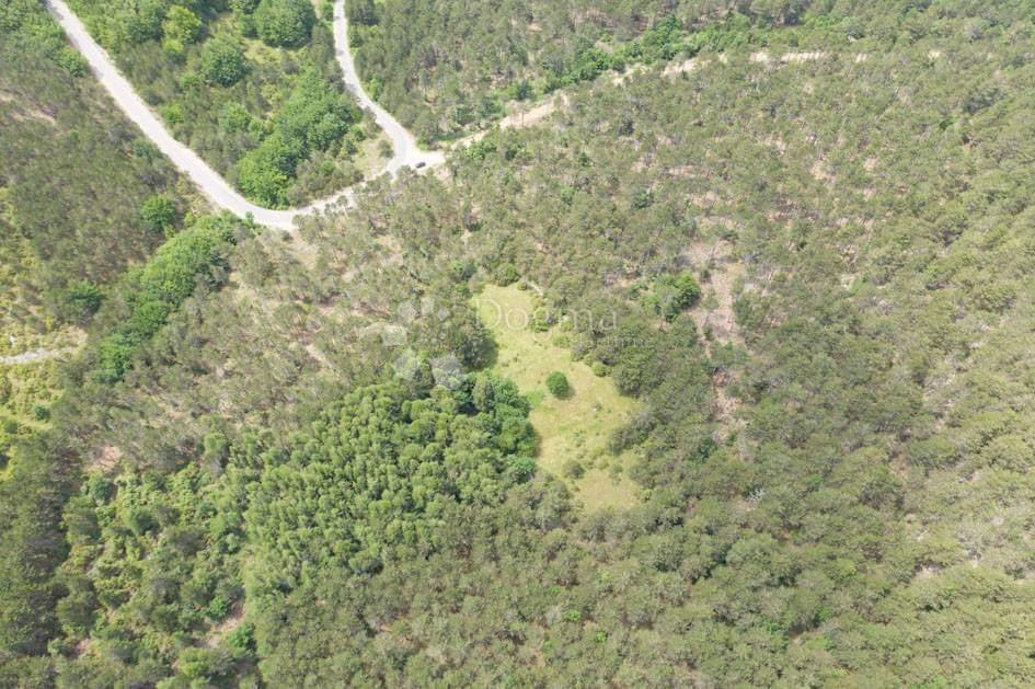 GRADBENO ZEMLJIŠČE - MED MORJEM IN NARODNIM PARKOM VELEBIT