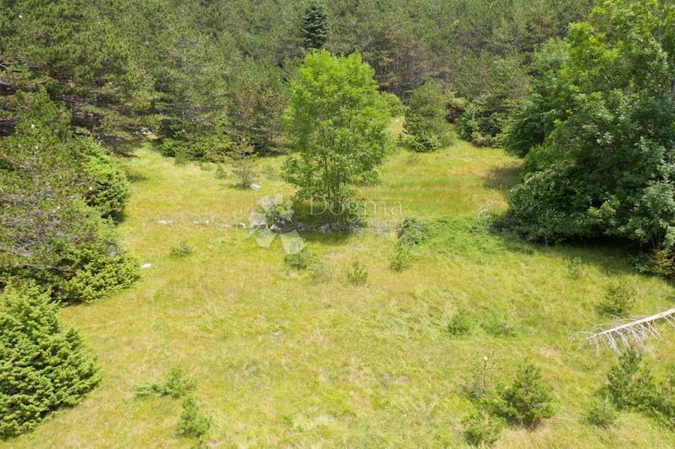 GRADBENO ZEMLJIŠČE - MED MORJEM IN NARODNIM PARKOM VELEBIT