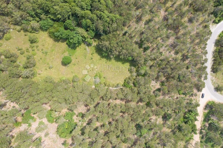 GRADBENO ZEMLJIŠČE - MED MORJEM IN NARODNIM PARKOM VELEBIT