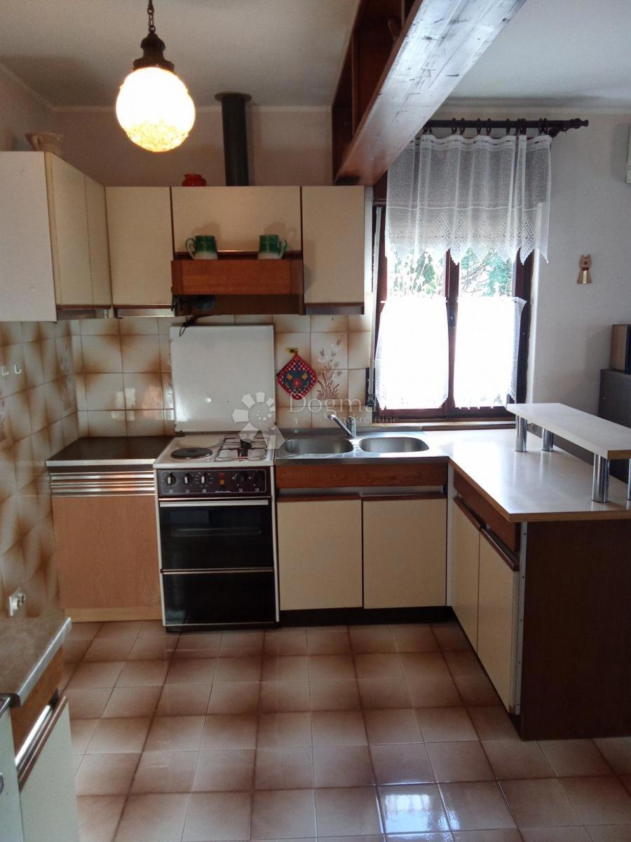 Hiša s prostorno gradbeno parcelo – Pazin