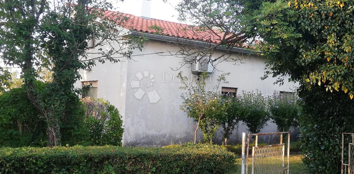Hiša s prostorno gradbeno parcelo – Pazin