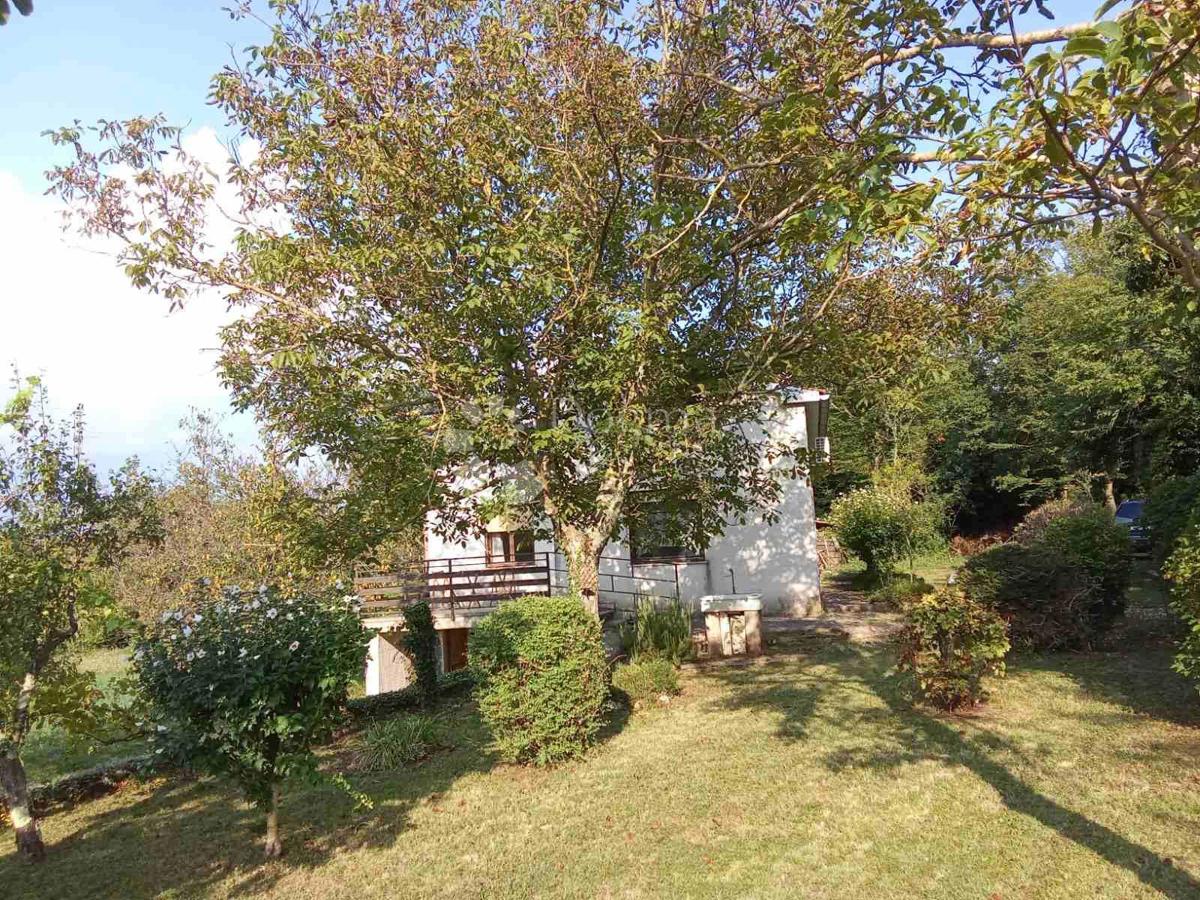 Hiša s prostorno gradbeno parcelo – Pazin