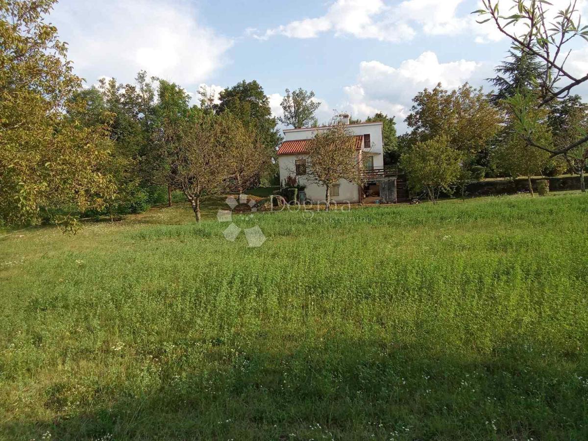Hiša s prostorno gradbeno parcelo – Pazin