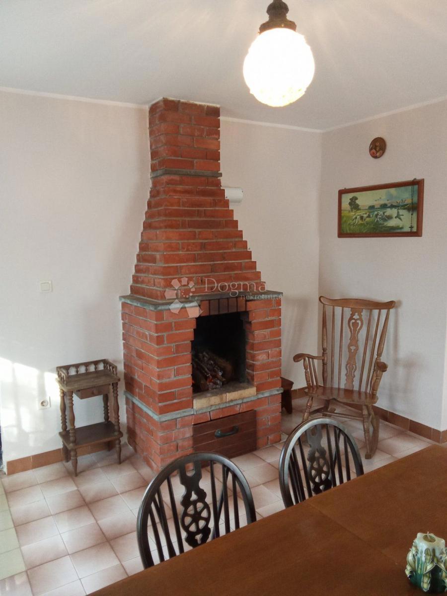 Hiša s prostorno gradbeno parcelo – Pazin