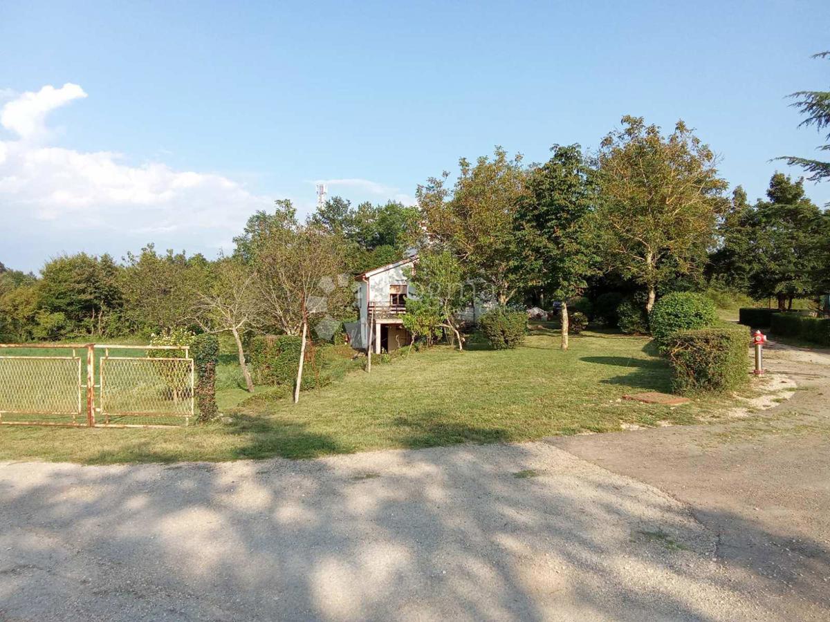 Hiša s prostorno gradbeno parcelo – Pazin