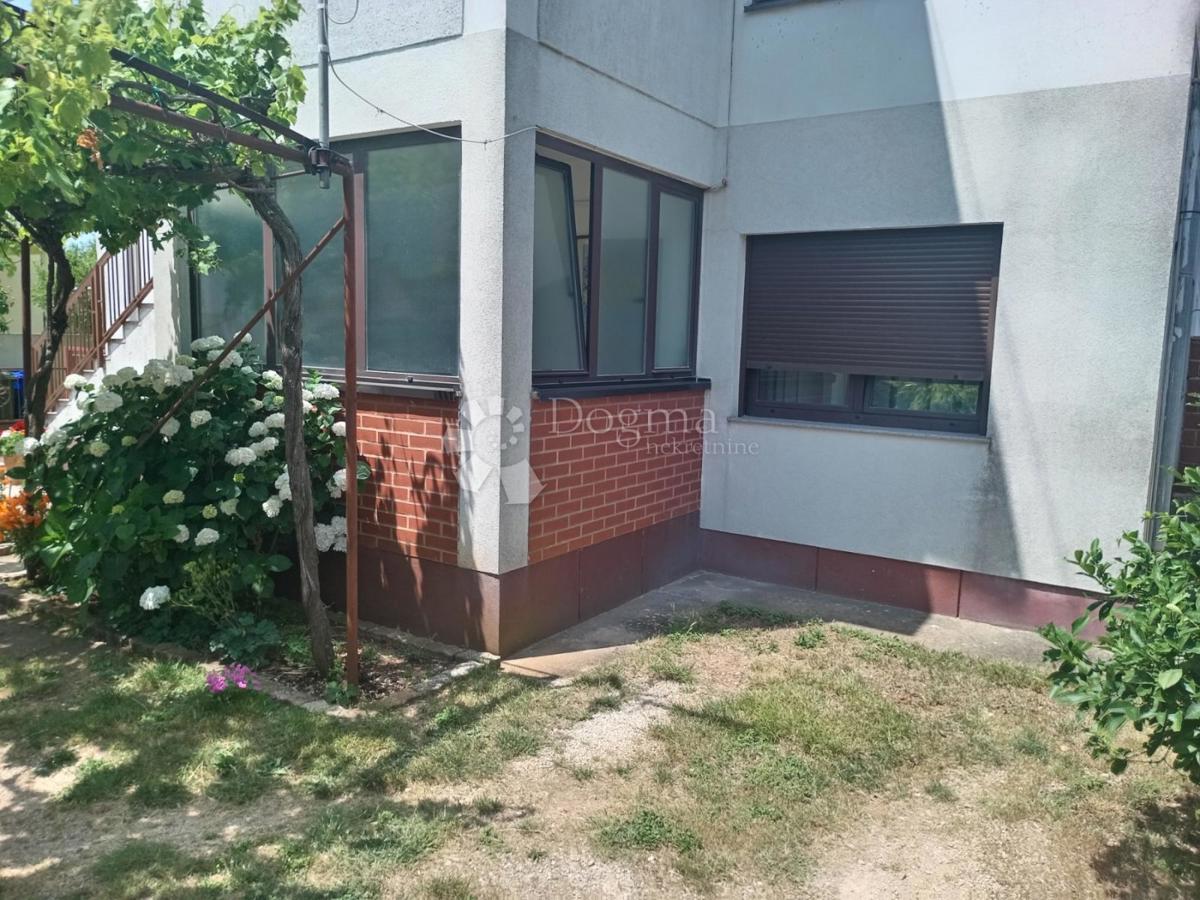 Priložnost! Stanovanje z vrtom in parkiriščem