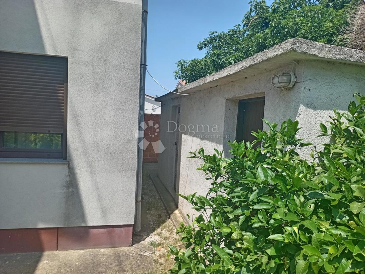 Priložnost! Stanovanje z vrtom in parkiriščem