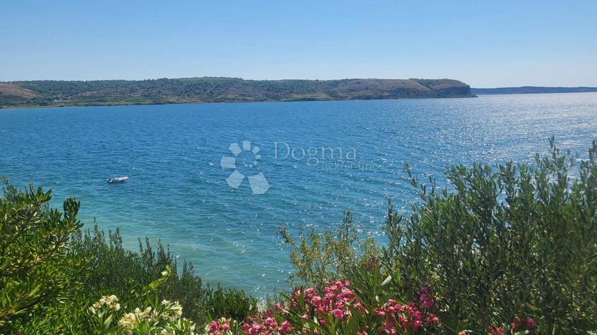 Rtina – prva vrsta do morja, zemljišče s hišo in oljčnim nasadom