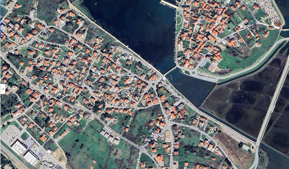 Gradbeno zemljišče Nin 1286 m2 blizu morja