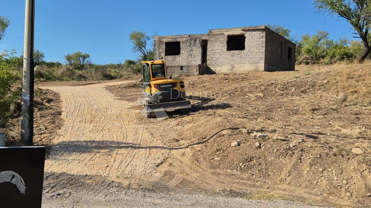 Kamnita hiša za prenovo in zemljišče v miru Ravnih Kotarjev