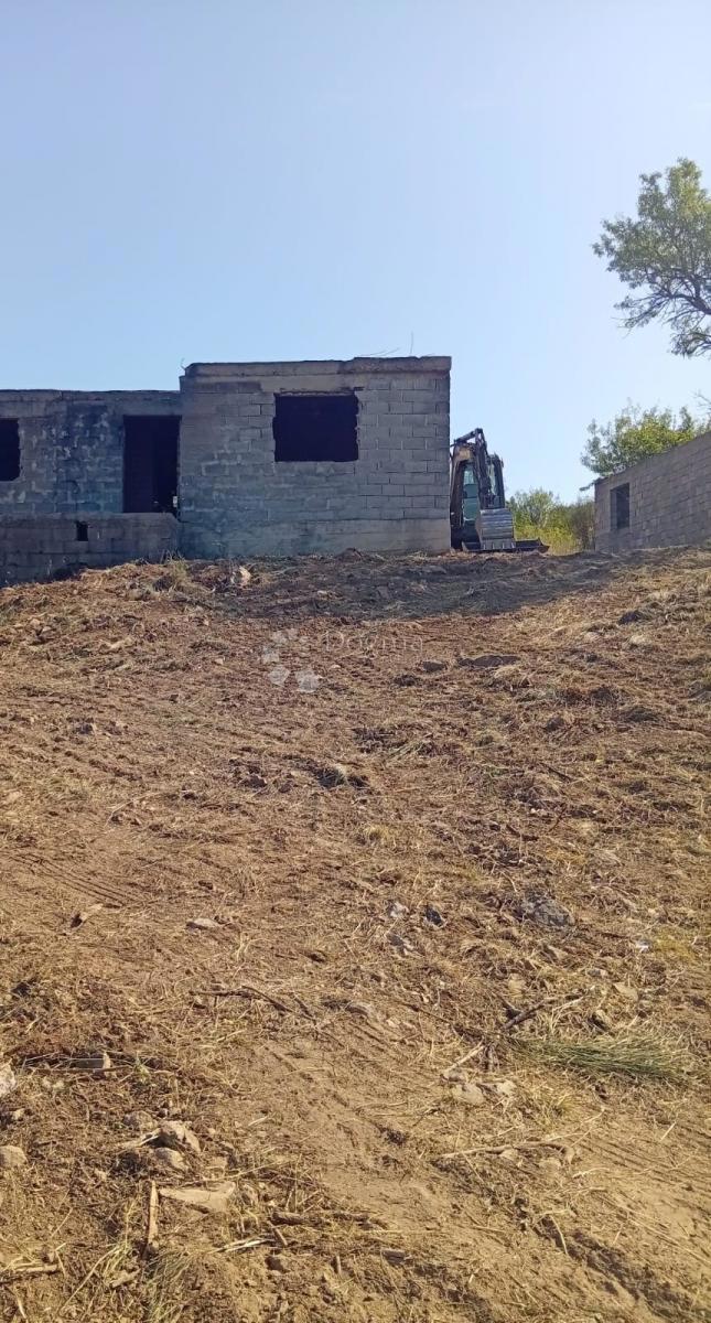 Kamnita hiša za prenovo in zemljišče v miru Ravnih Kotarjev