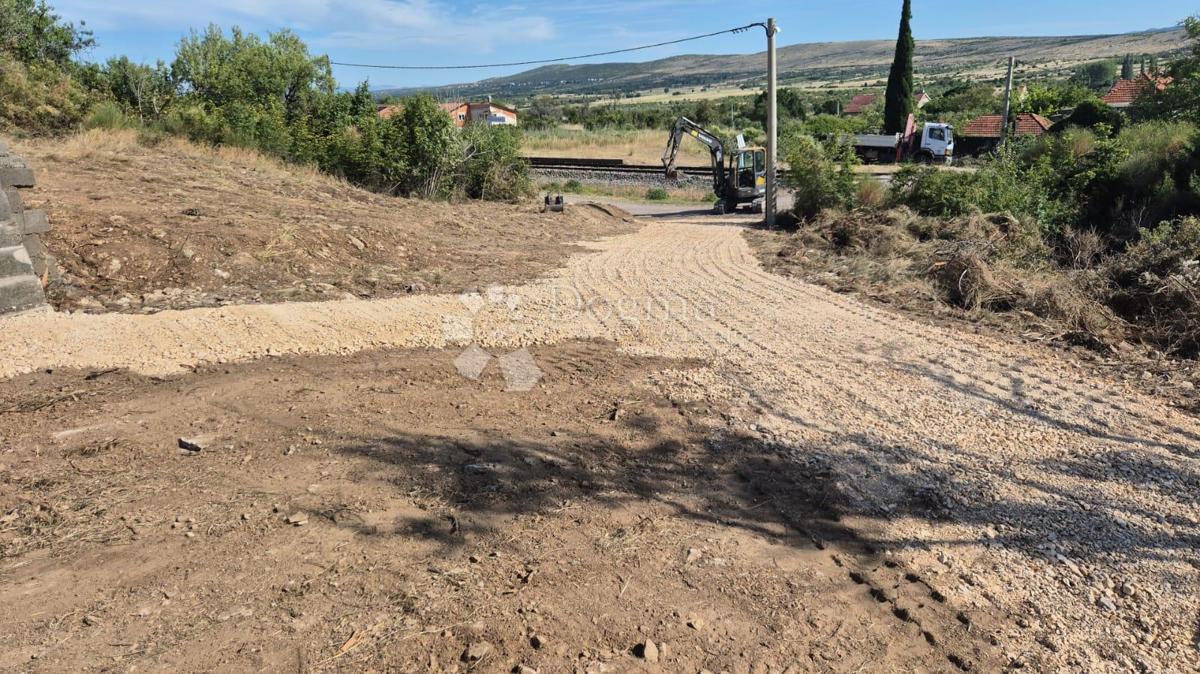 Kamnita hiša za prenovo in zemljišče v miru Ravnih Kotarjev