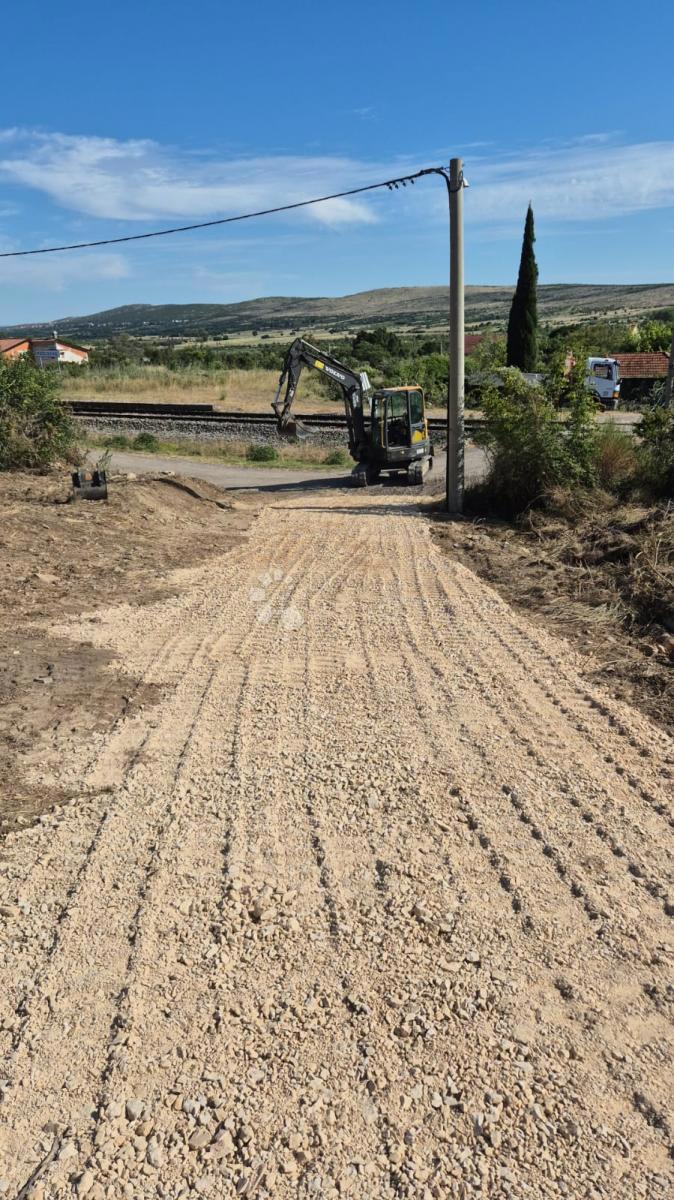 Kamnita hiša za prenovo in zemljišče v miru Ravnih Kotarjev