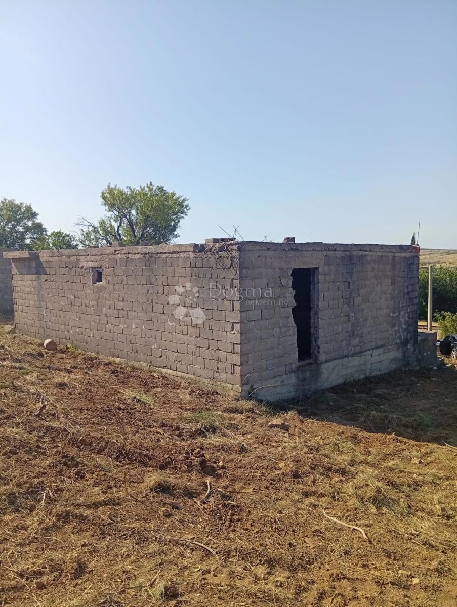 Kamnita hiša za prenovo in zemljišče v miru Ravnih Kotarjev