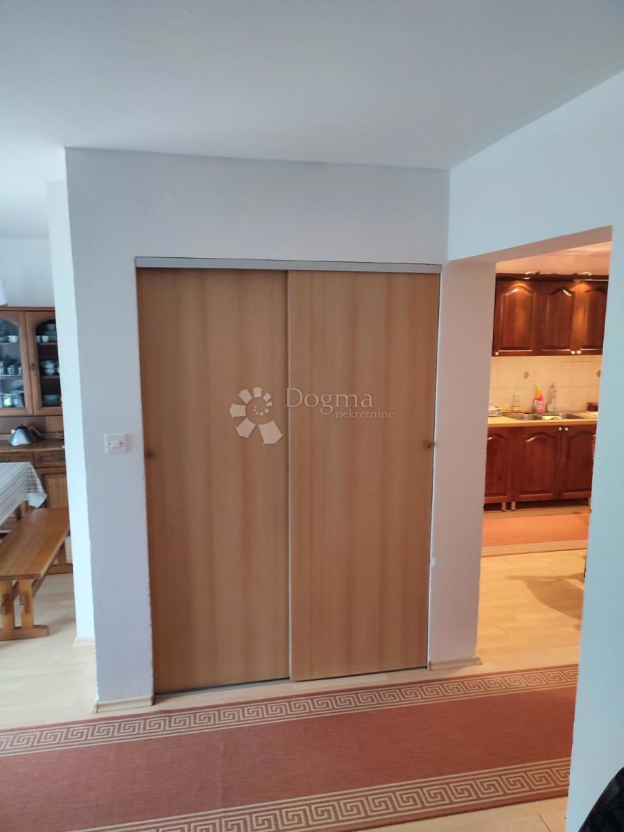 Hiša Gornje Vratno, Cestica, 166,58m2