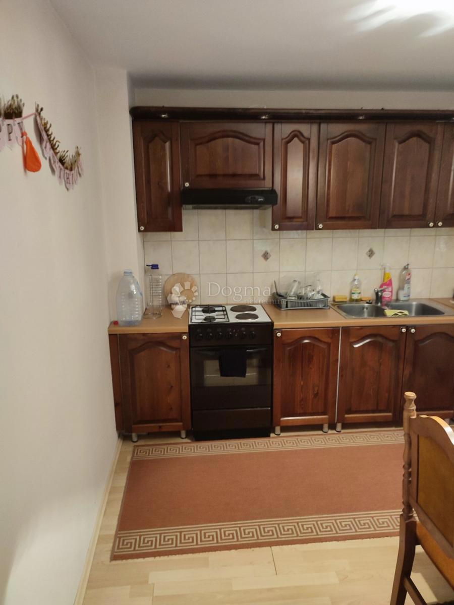 Hiša Gornje Vratno, Cestica, 166,58m2