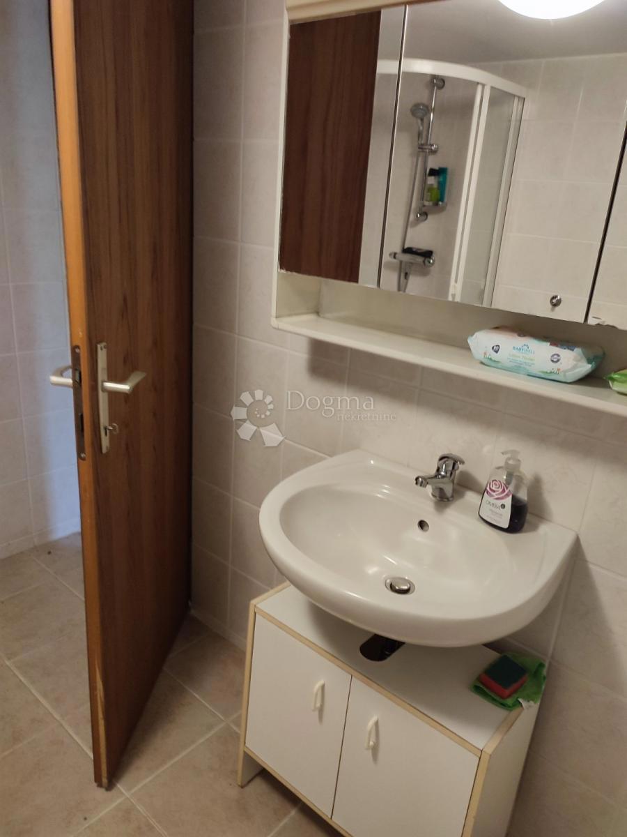 Hiša Gornje Vratno, Cestica, 166,58m2