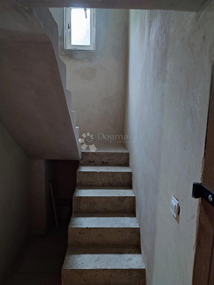 Hiša Gornje Vratno, Cestica, 166,58m2