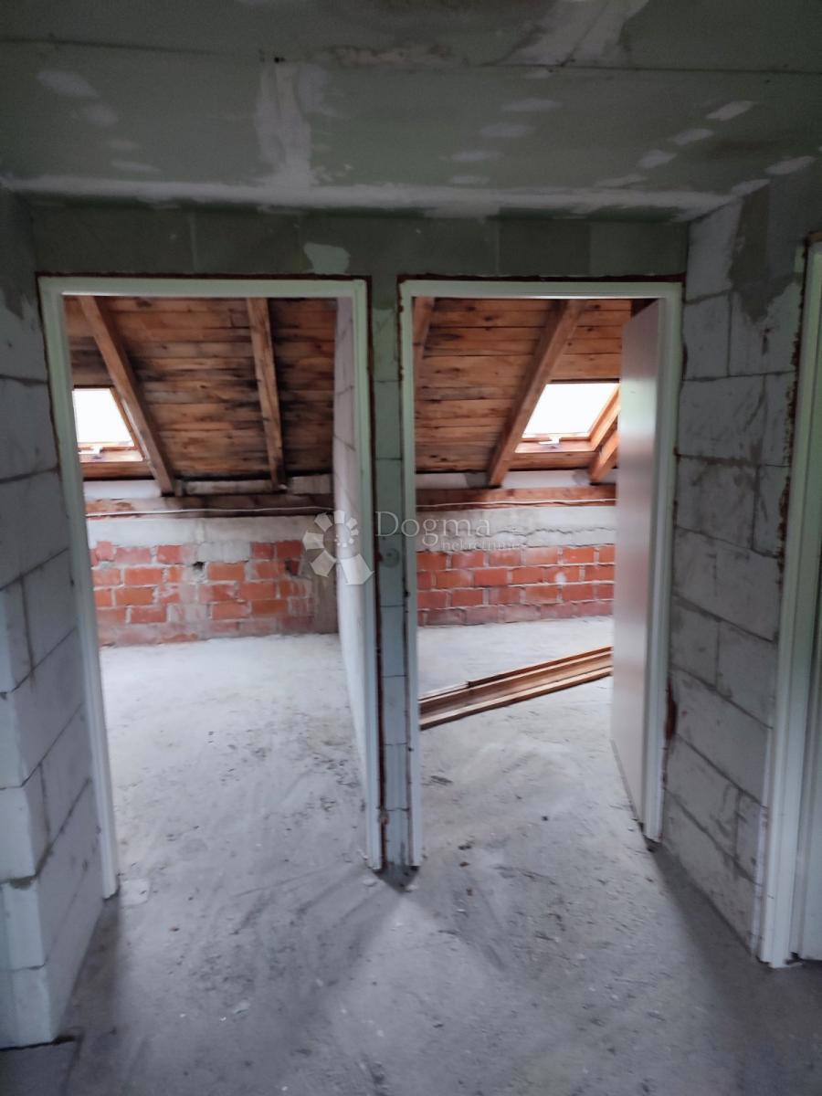 Hiša Gornje Vratno, Cestica, 166,58m2