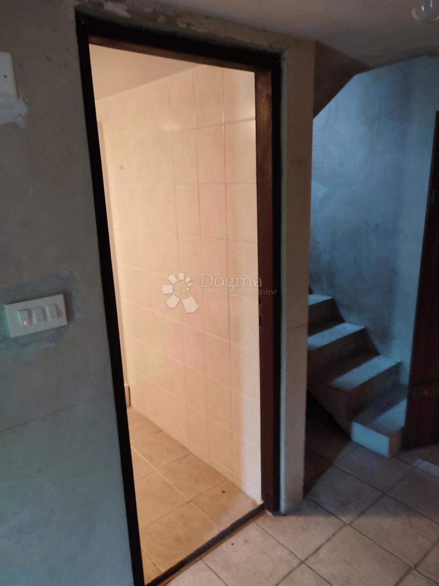 Hiša Gornje Vratno, Cestica, 166,58m2