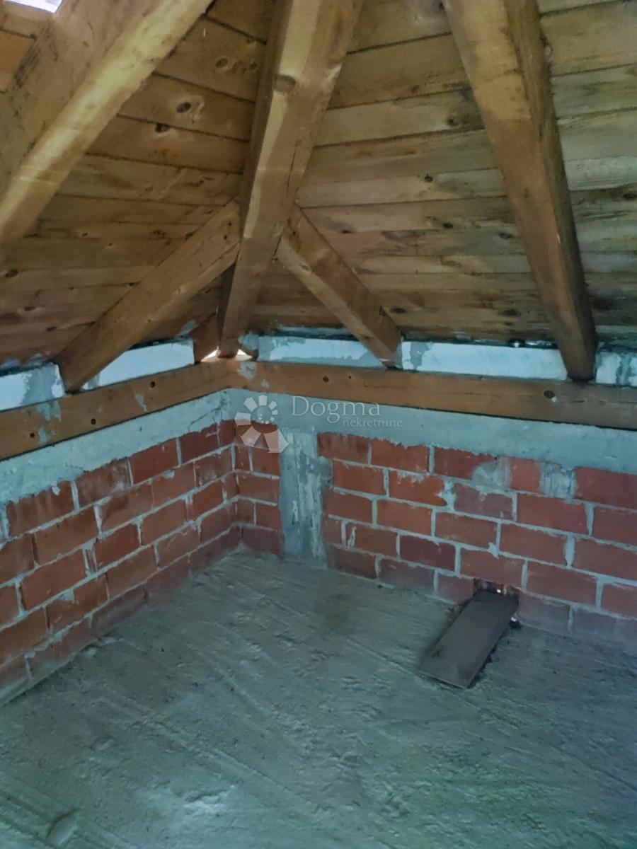 Hiša Gornje Vratno, Cestica, 166,58m2