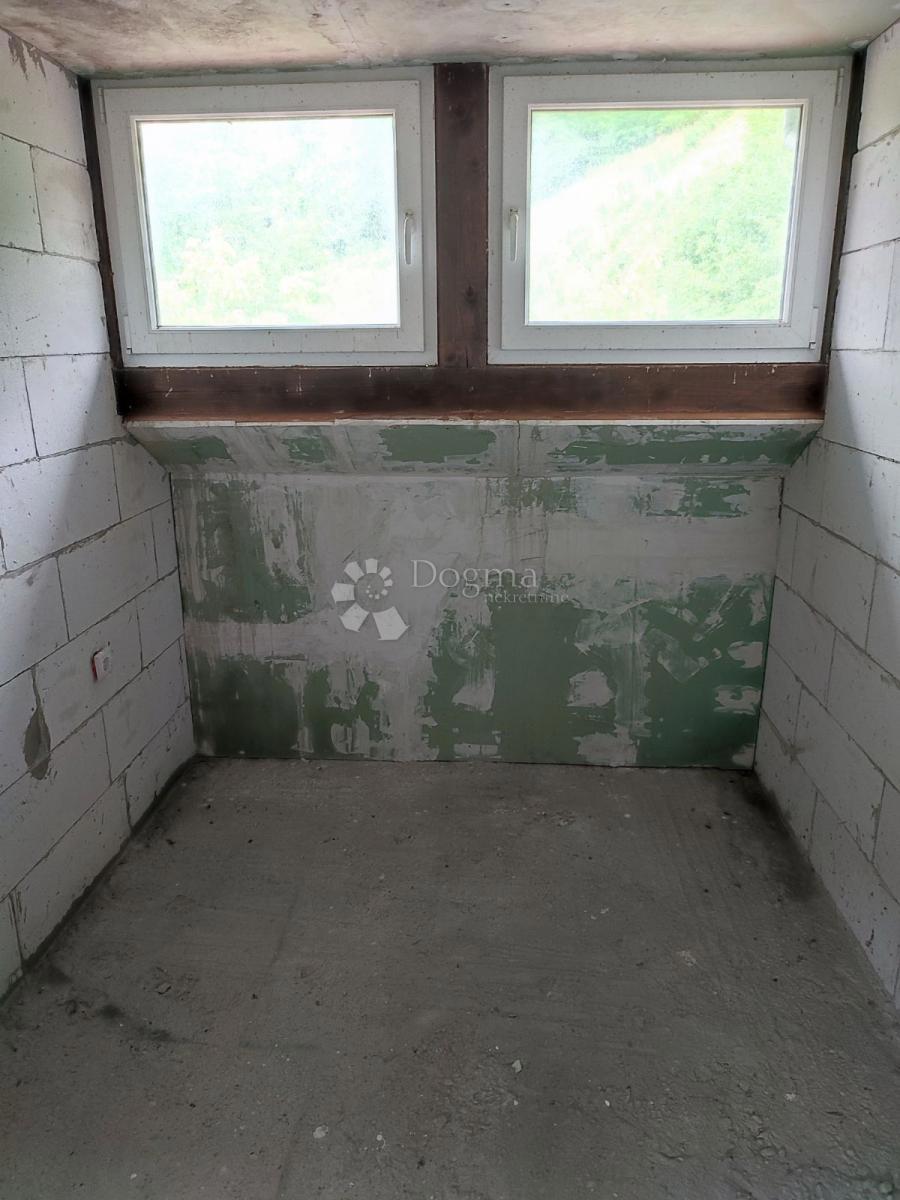 Hiša Gornje Vratno, Cestica, 166,58m2