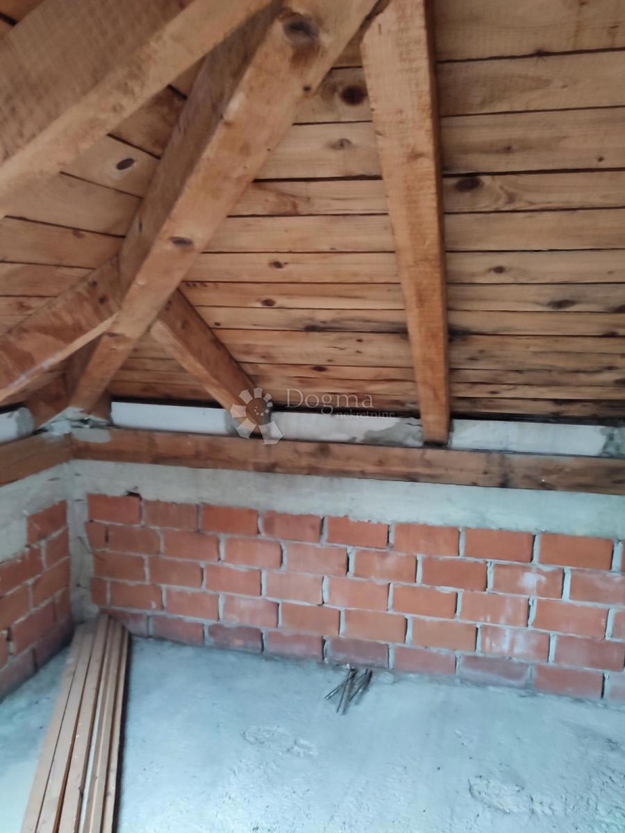 Hiša Gornje Vratno, Cestica, 166,58m2