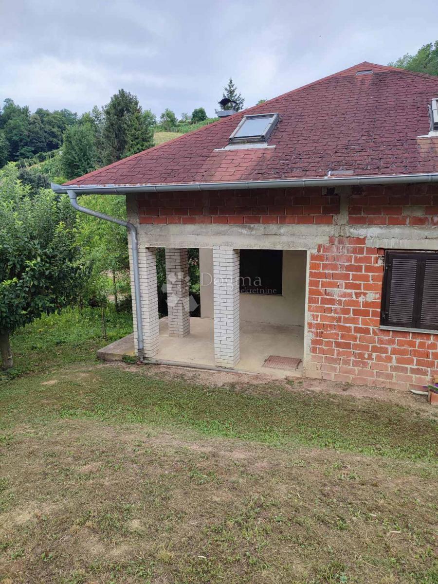 Hiša Gornje Vratno, Cestica, 166,58m2