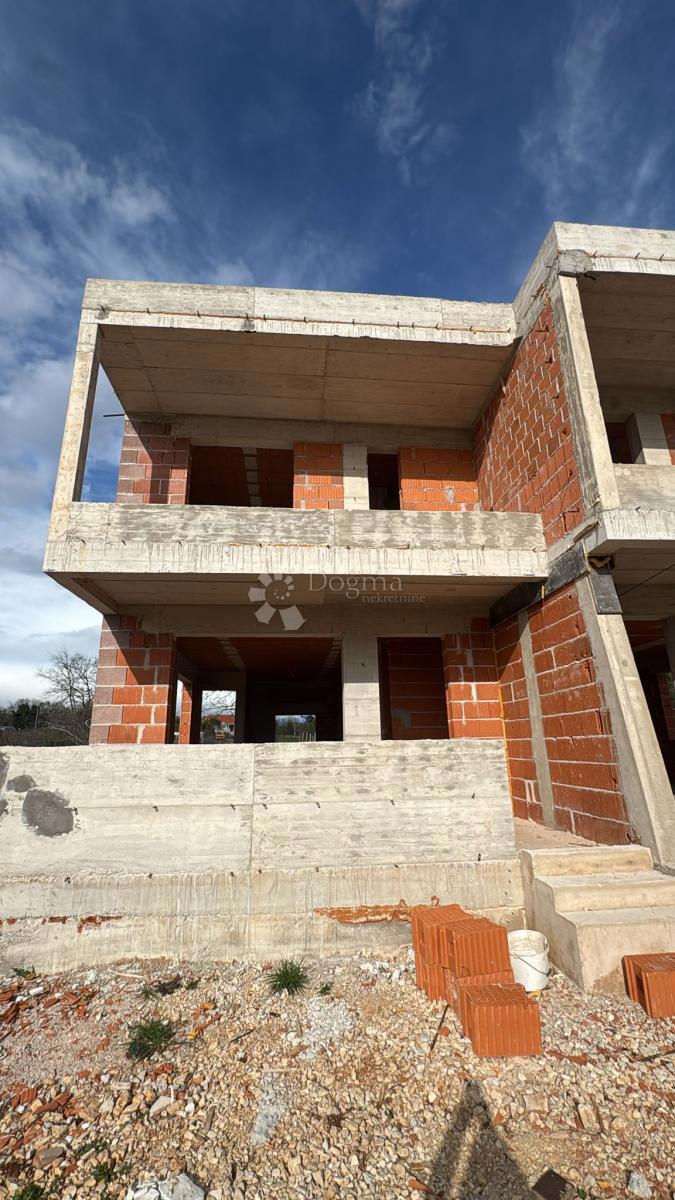 Poličnik: Vila z bazenom za nov začetek