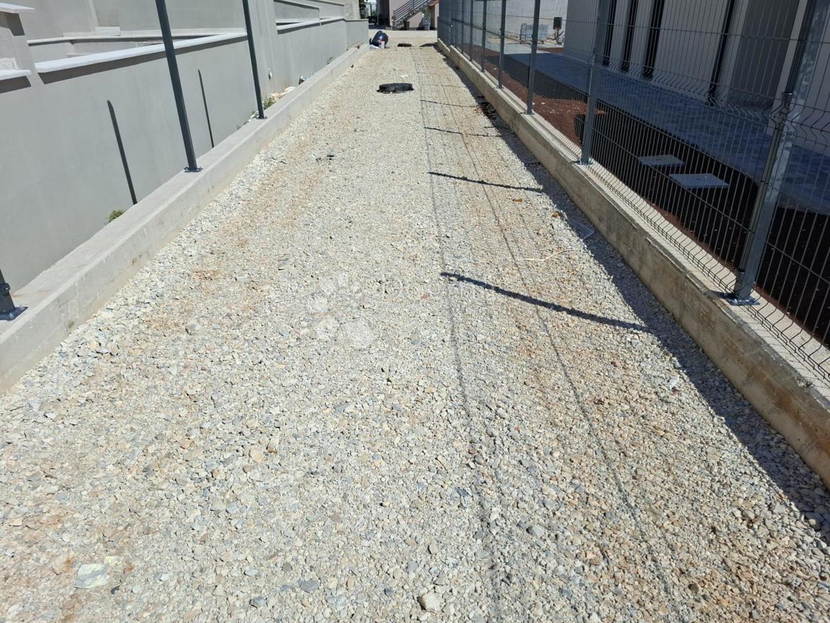 Gradbeno zemljišče obdano z vilami 3 km od morja