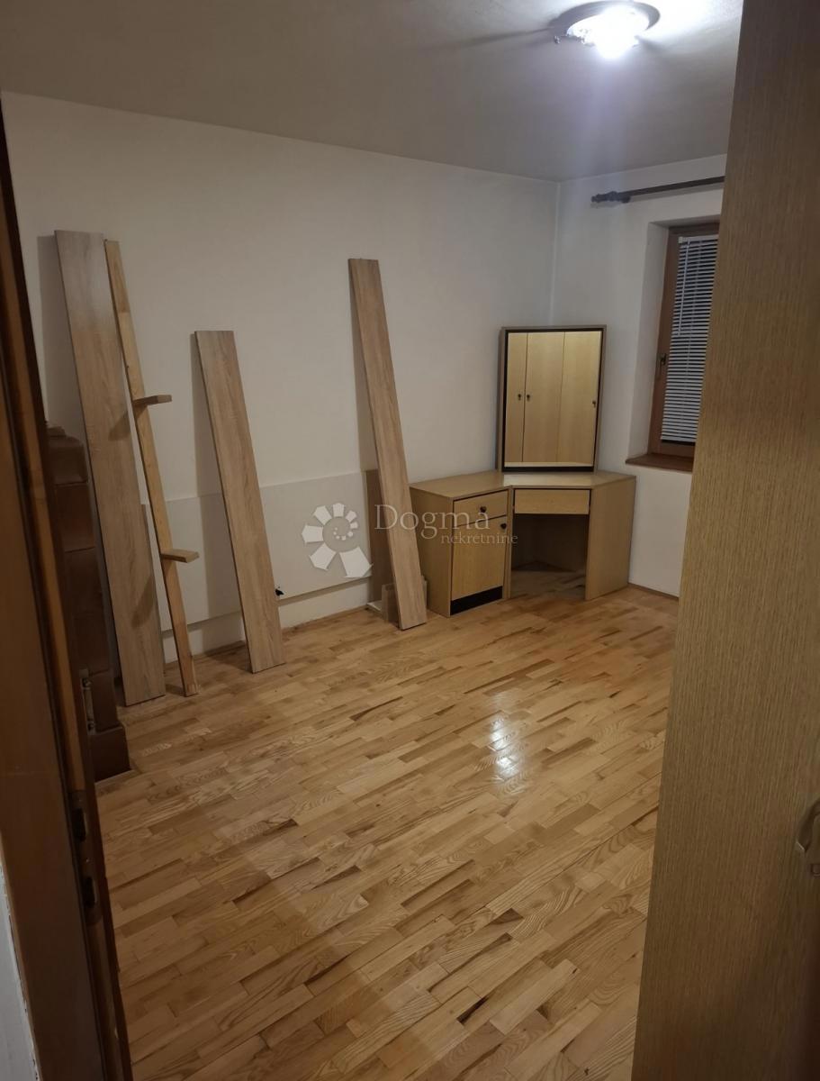 Stanovanje Donji Lapac, 58m2