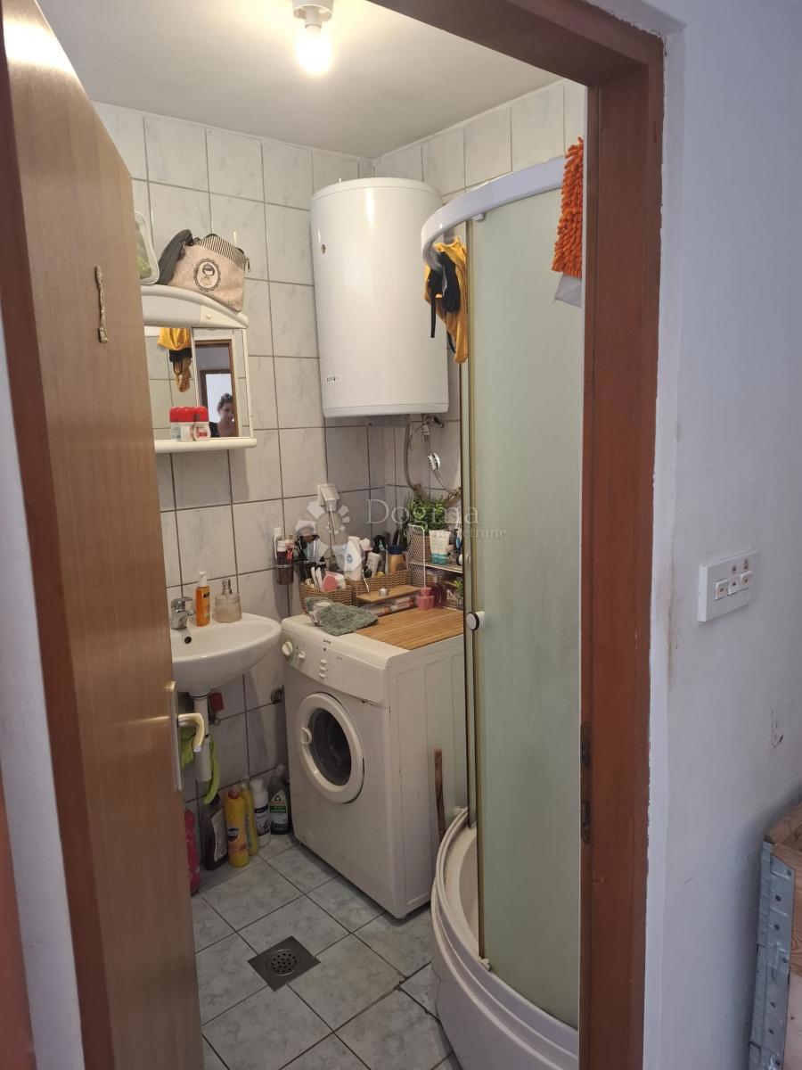 Stanovanje Donji Lapac, 58m2