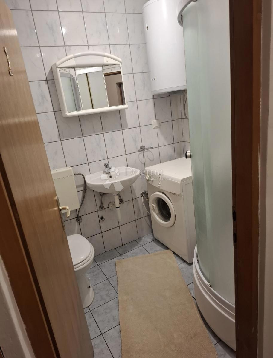 Stanovanje Donji Lapac, 58m2