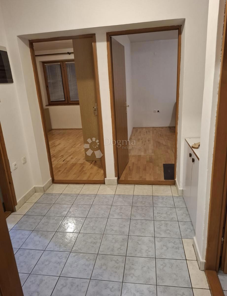 Stanovanje Donji Lapac, 58m2